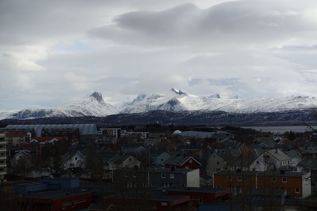 Mountains to the south of Bodö, seen from Rensåsparken. (2015:03:29)