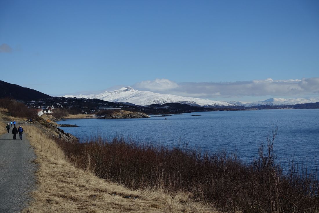 Path along Bodösjöen with some more mountains in the background. (2015:04:04)
