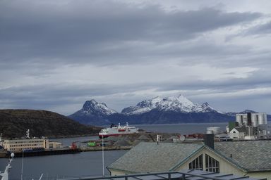 Hurtigruten leaving the harbour. (2015:03:29)