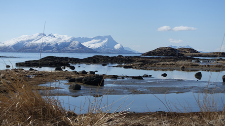 View southeast from Bodösjöen (the sort of bay / fjord lying south, south west from Bodö. (2015:04:04)